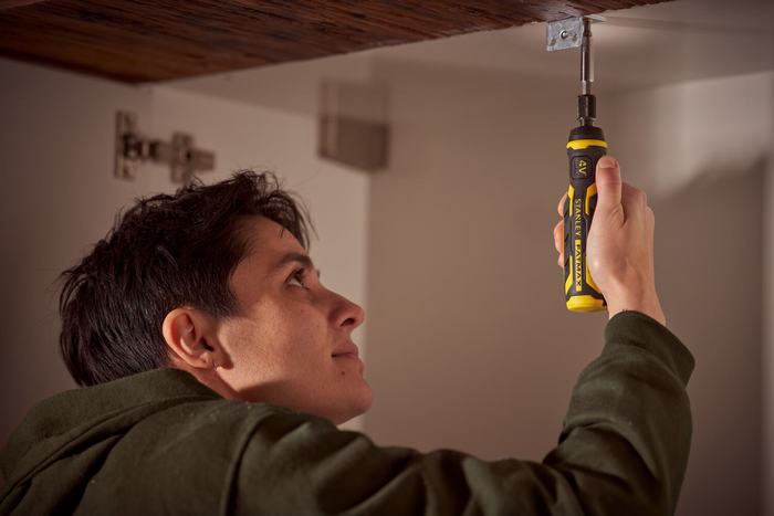 STANLEY 4V trådløs skrutrekker med lader og bits