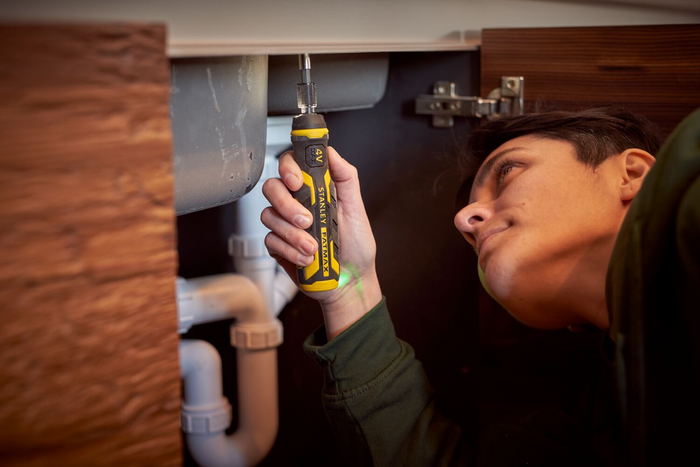 STANLEY 4V trådløs skrutrekker med lader og bits