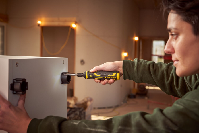 STANLEY 4V trådløs skrutrekker med lader og bits