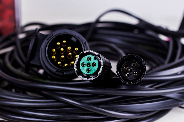 Lyssett: FRISTOM LED-baklys + HORPOL LED-sidemarkeringslys + MANTES 5,5 m 13-PIN sele