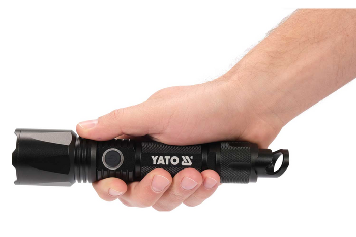 YATO YT-085609 LED 900lm multifunksjonslommelykt, powerbank, flaskeåpner, nødhammer