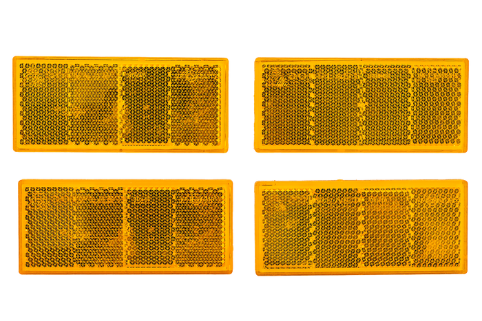 Sett: Fire oransje reflekser til tilhengeren