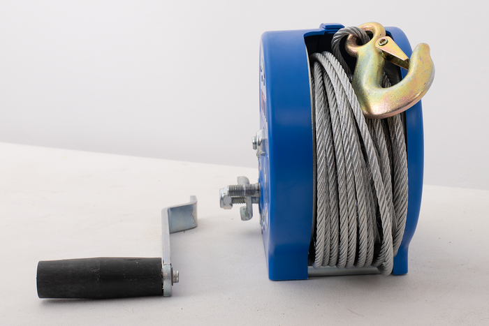 OUTLET Manuell vinsj for tilhenger KNOTT 1135kg med ståltau