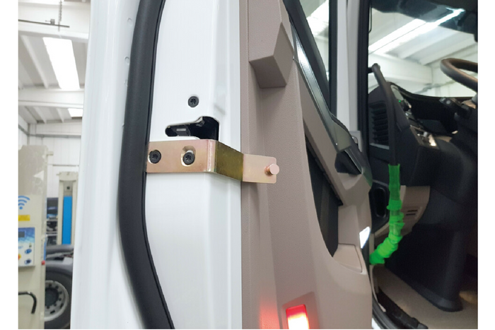 Ekstra låser til førerhusdørene LAMP 97934 for DAF lastebiler